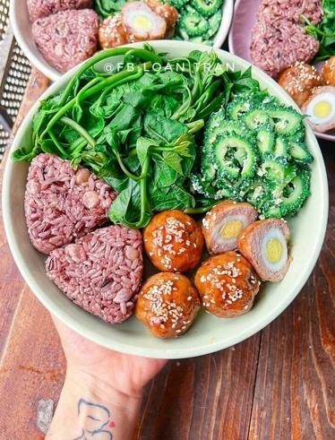 A bowl of food with meatballs and vegetables

AI-generated content may be incorrect.