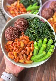 A bowl of food with a hand holding a bowl of food

AI-generated content may be incorrect.